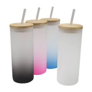 VASO DE VIDRIO GLASEADO DE COLOR DE 690 ML CON TAPA DE BAMBU Y PITILLO